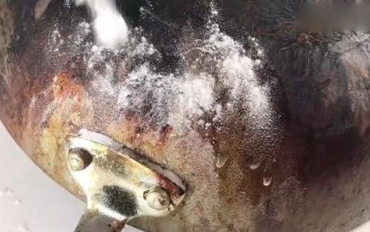 生活知识妙招：锅底油腻“黑灰”不清除有坏处 老师傅教1妙招去除