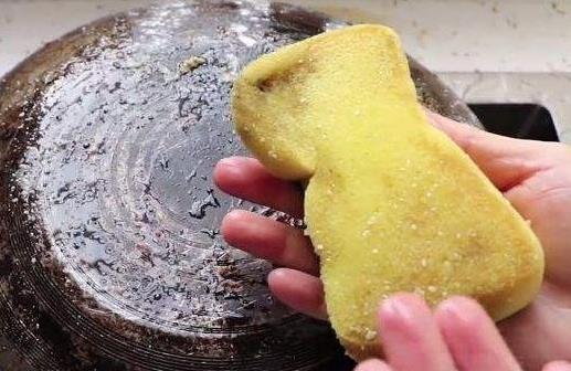 生活知识妙招：锅底油腻“黑灰”不清除有坏处 老师傅教1妙招去除