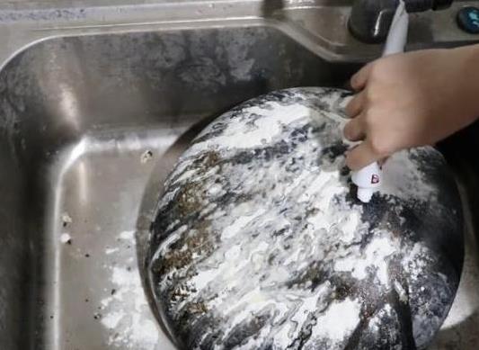 生活知识妙招：锅底油腻“黑灰”不清除有坏处 老师傅教1妙招去除