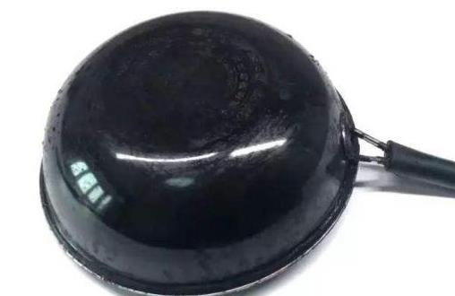 生活知识妙招：锅底油腻“黑灰”不清除有坏处 老师傅教1妙招去除