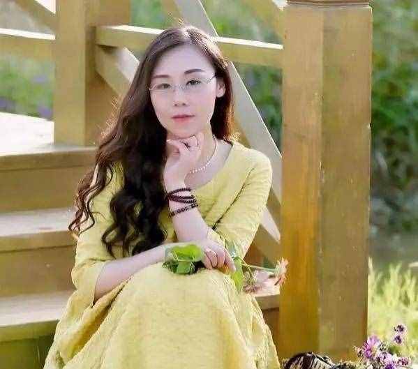 胭脂茉莉（胭脂茉莉试析女诗人淑文短诗！）