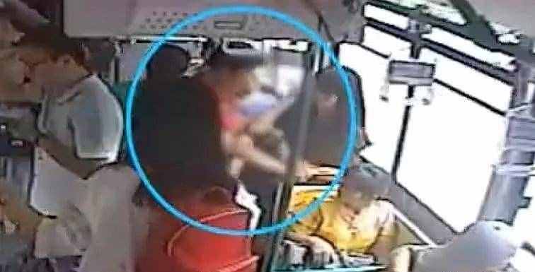 让座慢遭大妈掌掴（女孩让座慢反遭60岁大妈掌掴数巴掌）